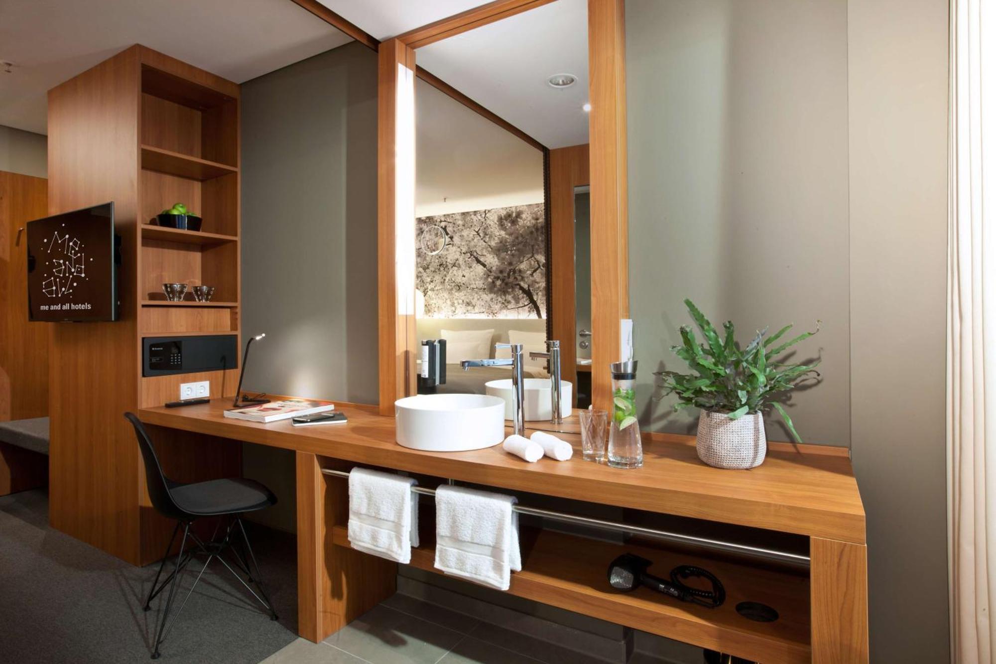 Me And Dusseldorf, By Hyatt 4*